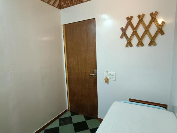 Hostel Vasantashram CST Mumbai : photo 6 de la chambre chambre simple avec salle de bains commune
