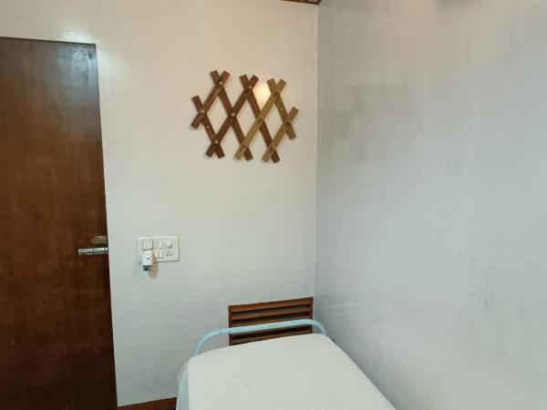 Hostel Vasantashram CST Mumbai : photo 9 de la chambre chambre simple avec salle de bains commune