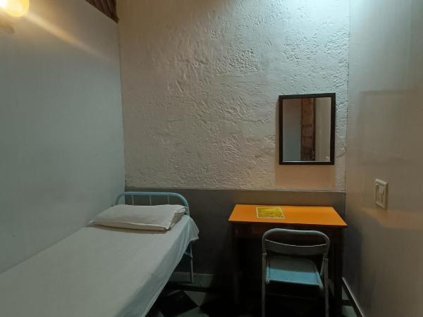 Hostel Vasantashram CST Mumbai : photo 1 de la chambre chambre simple avec salle de bains commune