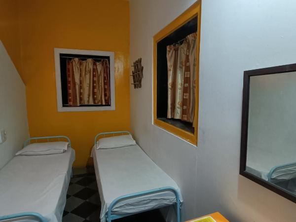 Hostel Vasantashram CST Mumbai : photo 4 de la chambre chambre lits jumeaux avec salle de bains commune