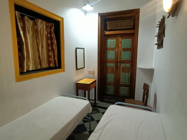 Hostel Vasantashram CST Mumbai : photo 2 de la chambre chambre lits jumeaux avec salle de bains commune