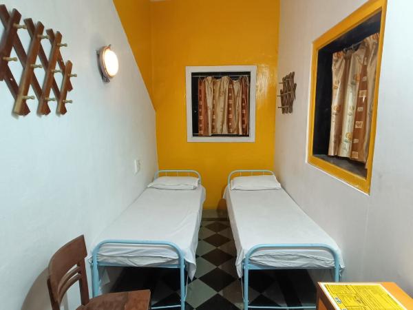 Hostel Vasantashram CST Mumbai : photo 8 de la chambre chambre lits jumeaux avec salle de bains commune