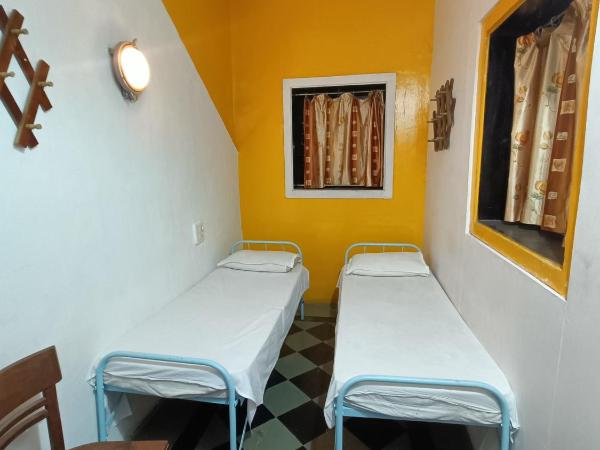 Hostel Vasantashram CST Mumbai : photo 8 de la chambre chambre lits jumeaux avec salle de bains commune