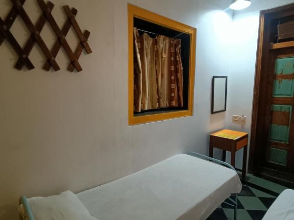 Hostel Vasantashram CST Mumbai : photo 5 de la chambre chambre lits jumeaux avec salle de bains commune