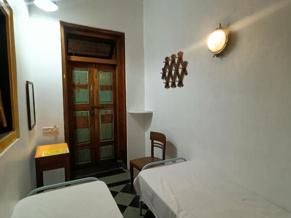 Hostel Vasantashram CST Mumbai : photo 3 de la chambre chambre lits jumeaux avec salle de bains commune