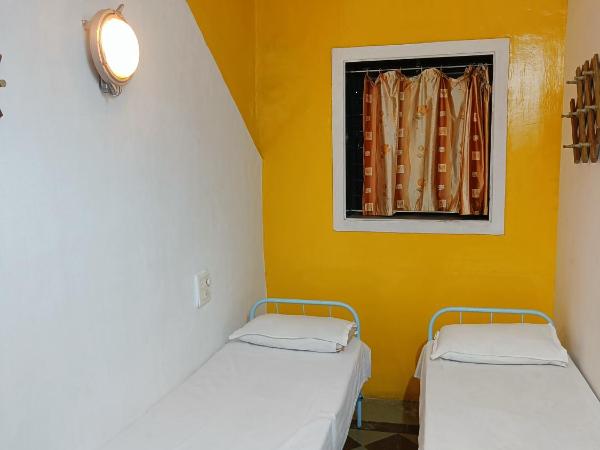 Hostel Vasantashram CST Mumbai : photo 9 de la chambre chambre lits jumeaux avec salle de bains commune