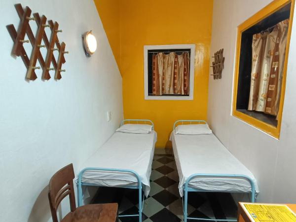 Hostel Vasantashram CST Mumbai : photo 2 de la chambre chambre lits jumeaux avec salle de bains commune