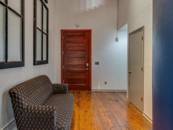 Nashville Riverfront Lofts : photo 2 de la chambre downtown 2 bedroom loft w/kitchen, living room, & pool table - unit 8