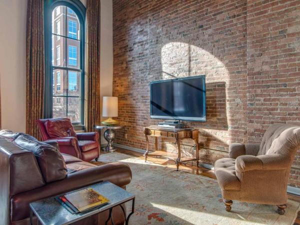 Nashville Riverfront Lofts : photo 5 de la chambre downtown 2 bedroom loft w/kitchen, living room, & pool table - unit 8