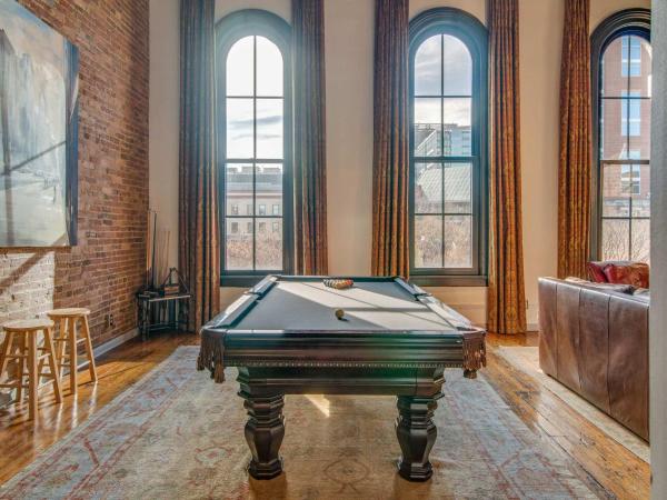 Nashville Riverfront Lofts : photo 7 de la chambre downtown 2 bedroom loft w/kitchen, living room, & pool table - unit 8