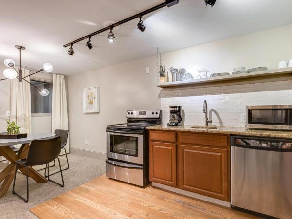 Nashville Riverfront Lofts : photo 7 de la chambre downtown deluxe king suite w/kitchen – unit 6