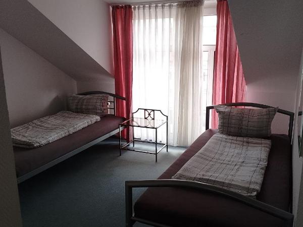Pension für Monteure in Dresden, Zimmer mit eigenem Bad und großer Gemeinschaftsküche : photo 1 de la chambre chambre triple deluxe