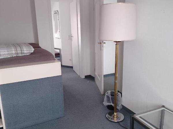 Pension für Monteure in Dresden, Zimmer mit eigenem Bad und großer Gemeinschaftsküche : photo 3 de la chambre chambre triple deluxe