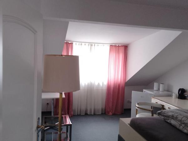Pension für Monteure in Dresden, Zimmer mit eigenem Bad und großer Gemeinschaftsküche : photo 4 de la chambre chambre triple deluxe