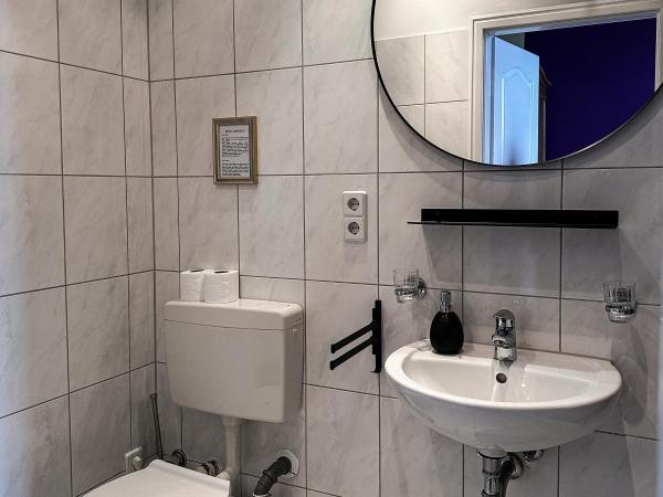 Pension Am Park : photo 5 de la chambre chambre double avec salle de bains privative