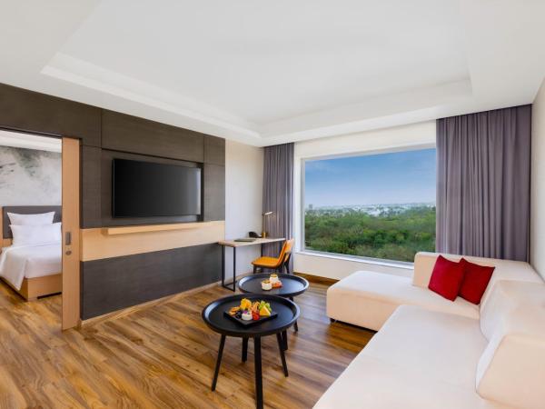 Novotel Jaipur Convention Centre : photo 9 de la chambre executive suite with one double bed - non smoking/city side (avail *unlimited imfl from 6 pm to 8 pm daily ( selected drinks only) complimentary coffee available from 6 am to 8 pm *early check-in before 2 hours)