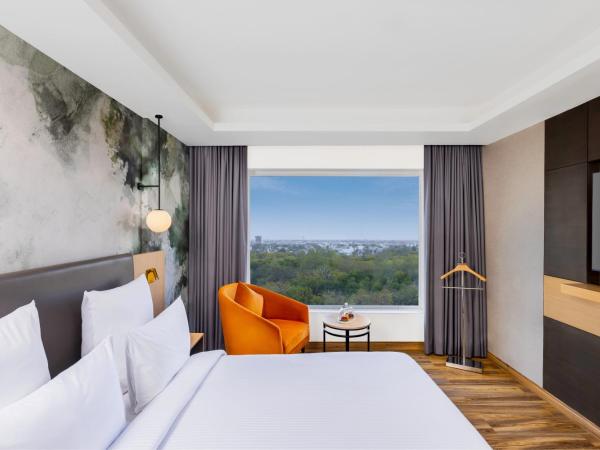 Novotel Jaipur Convention Centre : photo 7 de la chambre executive suite with one double bed - non smoking/city side (avail *unlimited imfl from 6 pm to 8 pm daily ( selected drinks only) complimentary coffee available from 6 am to 8 pm *early check-in before 2 hours)