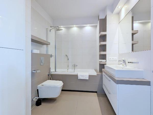 Turnau City Aparthotel : photo 5 de la chambre suite with terrace and city view