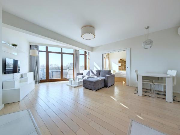 Turnau City Aparthotel : photo 10 de la chambre suite with terrace and city view