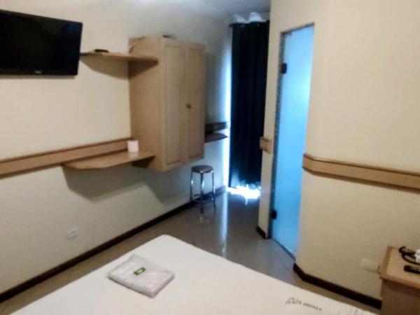 Aero Plaza Hotel : photo 9 de la chambre  double room with fan(1 double bed)