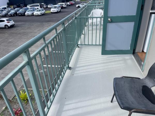 Conway Motel Manukau : photo 1 de la chambre chambre lits jumeaux avec balcon