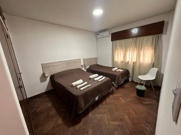 Hostel San Vicente : photo 5 de la chambre chambre double avec balcon (3 adultes)