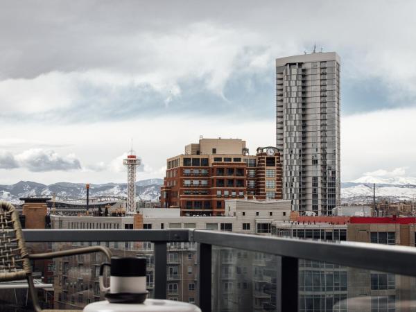 Mint House Denver - Downtown Union Station : photo 1 de la chambre appartement avec vue sur la montagne
