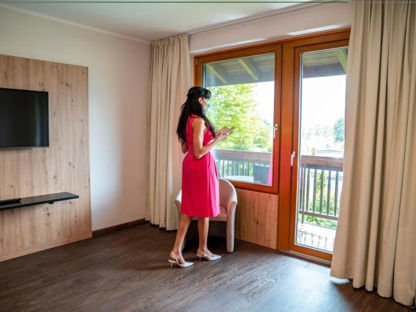 Hotel Garni Haus Arenberg : photo 1 de la chambre suite avec balcon