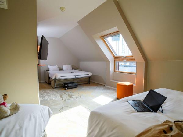 ibis Styles Tours Centre : photo 1 de la chambre superior room with one double bed, one single bed and sofa bed