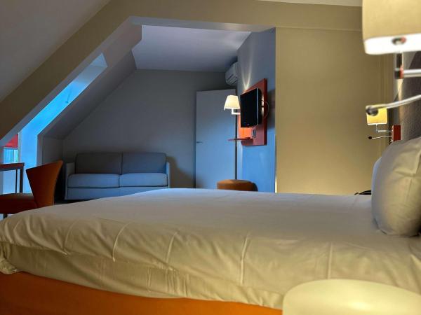 ibis Styles Tours Centre : photo 3 de la chambre superior room with one double bed, one single bed and sofa bed
