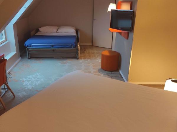 ibis Styles Tours Centre : photo 4 de la chambre superior room with one double bed, one single bed and sofa bed