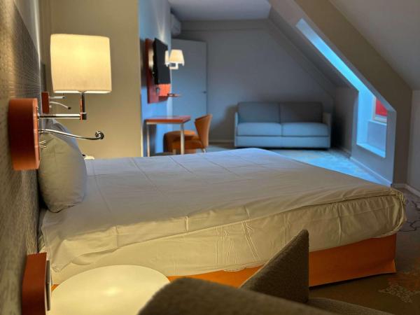 ibis Styles Tours Centre : photo 5 de la chambre superior room with one double bed, one single bed and sofa bed