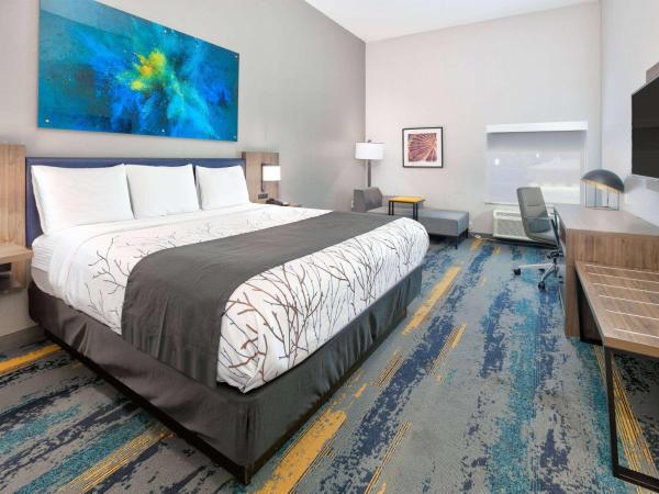 La Quinta Inn & Suites by Wyndham Dallas/Fairpark : photo 1 de la chambre 1 king bed, mobility/hearing access executive suite, tub w/grab bars, no smoking