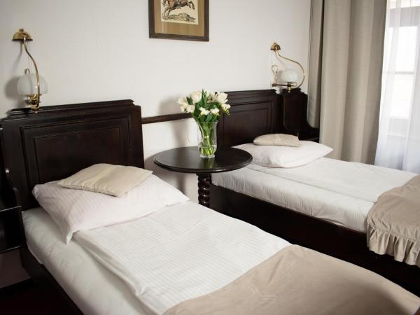 Hotel Dwór Polski : photo 10 de la chambre chambre lits jumeaux