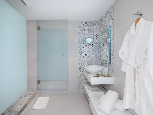 Hilton Skanes Monastir Beach Resort : photo 8 de la chambre chambre lit king-size deluxe - vue frontale sur mer