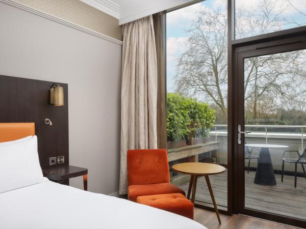 DoubleTree by Hilton London - Hyde Park : photo 2 de la chambre chambre lit king-size deluxe avec balcon