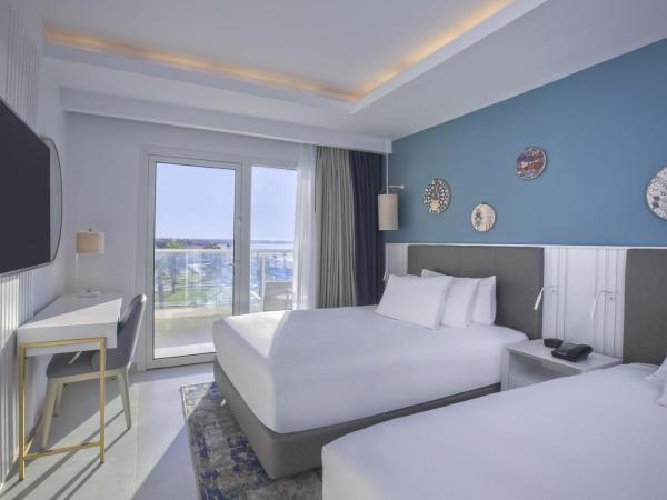 Hilton Skanes Monastir Beach Resort : photo 7 de la chambre suite 1 chambre avec 2 lits queen-size - vue frontale sur mer