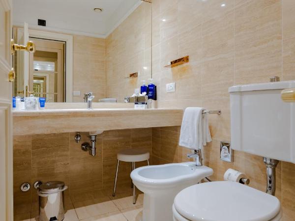 FH55 Hotel Calzaiuoli : photo 5 de la chambre chambre double ou lits jumeaux supérieure avec vue sur ville