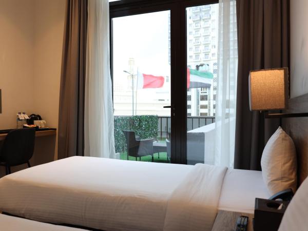 Kingsgate Al Jaddaf Hotel by Millennium : photo 1 de la chambre chambre lits jumeaux de luxe avec terrasse