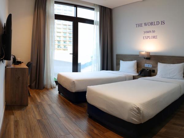 Kingsgate Al Jaddaf Hotel by Millennium : photo 2 de la chambre chambre lits jumeaux de luxe avec terrasse