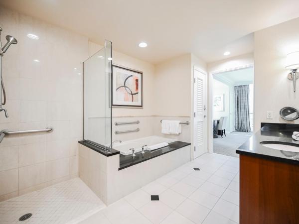 StripViewSuites at Signature : photo 6 de la chambre ada one-bedroom - balcony