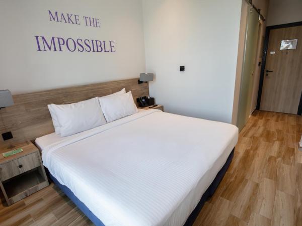 Kingsgate Canal Hotel by Millennium : photo 1 de la chambre deluxe room king bed with city view