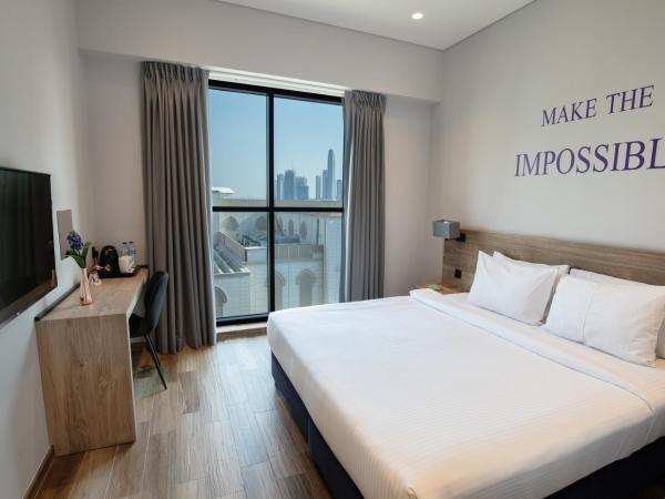 Kingsgate Canal Hotel by Millennium : photo 2 de la chambre deluxe room king bed with city view