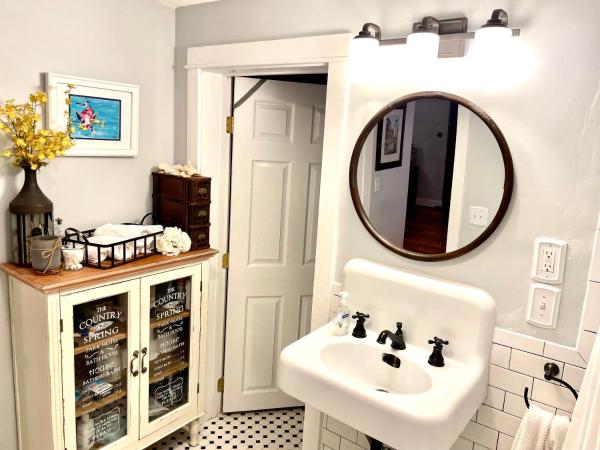 Tampa Heights Bungalow : photo 5 de la chambre chambre double avec salle de bains commune