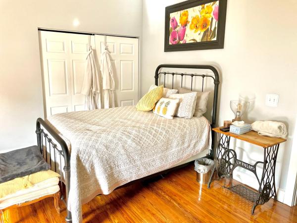 Tampa Heights Bungalow : photo 2 de la chambre chambre double avec salle de bains commune