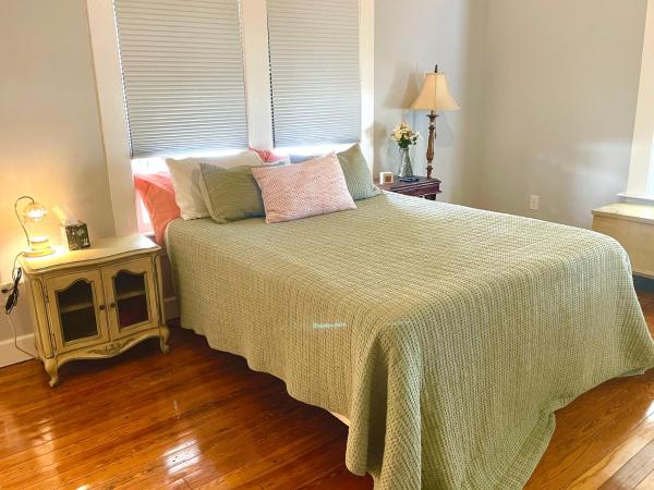 Tampa Heights Bungalow : photo 6 de la chambre chambre double avec salle de bains privative