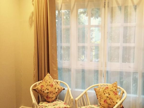 Nai Suan Bed and Breakfast : photo 6 de la chambre suite lit king-size avec balcon