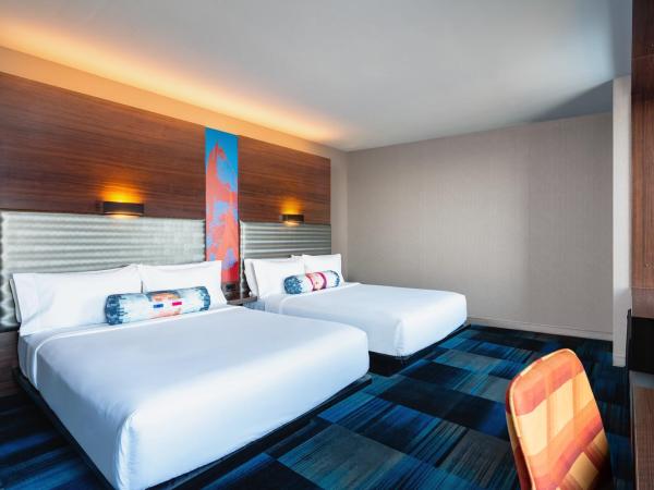 Aloft Boston Seaport District : photo 1 de la chambre chambre aloft avec 2 lits queen-size