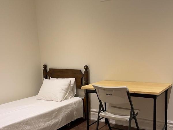 Vihome-104-Beautiful house near North York Center : photo 5 de la chambre chambre lits jumeaux