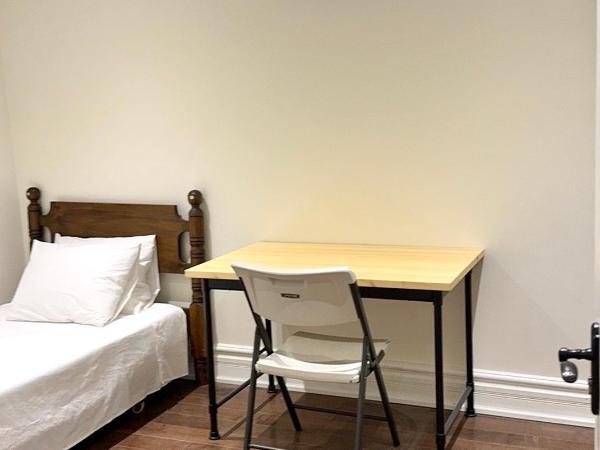 Vihome-104-Beautiful house near North York Center : photo 6 de la chambre chambre lits jumeaux